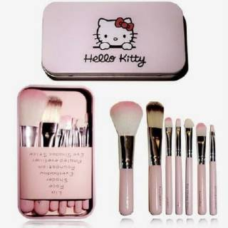brush make up dengan kotak hello kitty dan doraemon