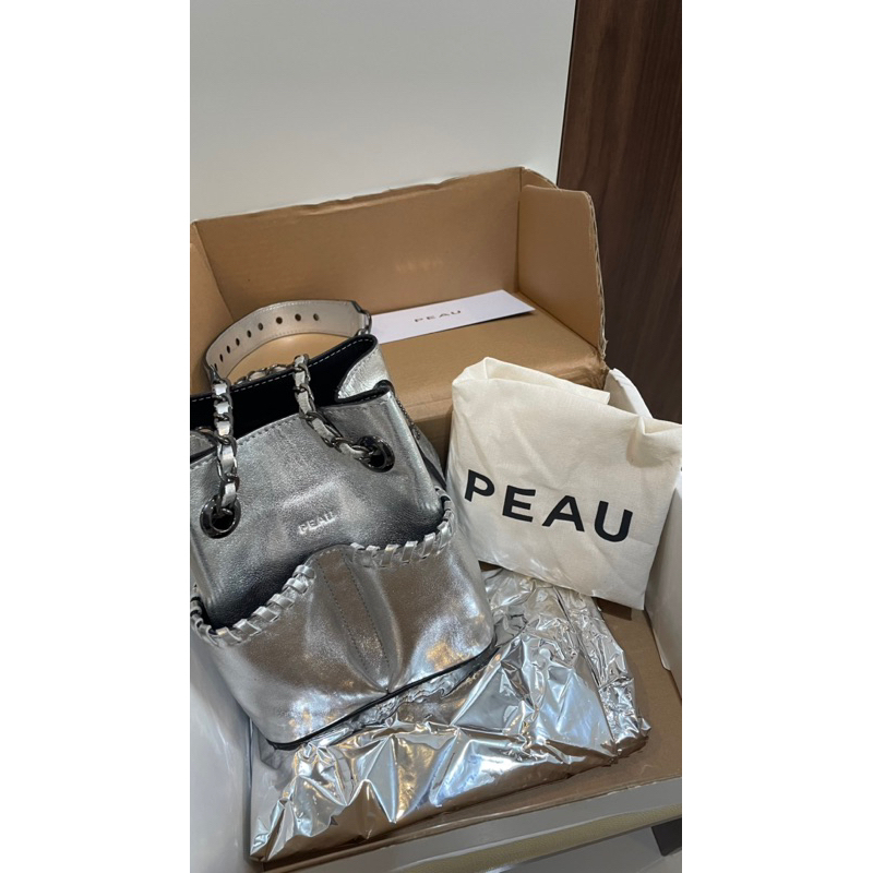 PRELOVED PEAU BAG SILVER