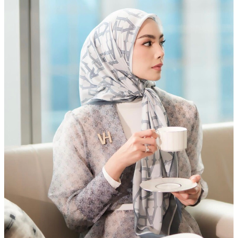 Preloved monogram CEO scarf invory BY VH