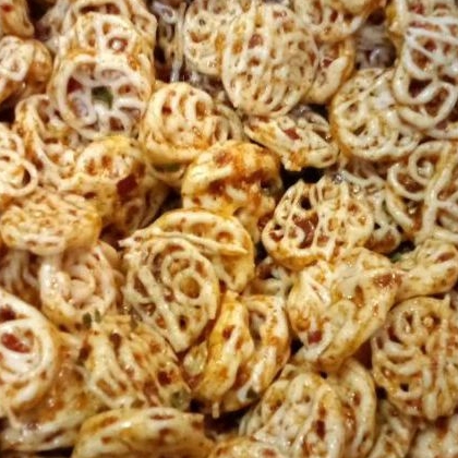 

KRUPUK SEBLAK RAVAEL 1KG VIRAL PEDAS GURIH