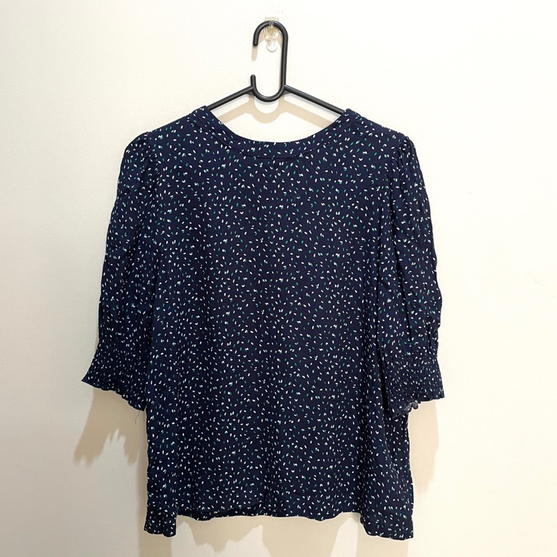 Preloved Atasan Bintik Iora