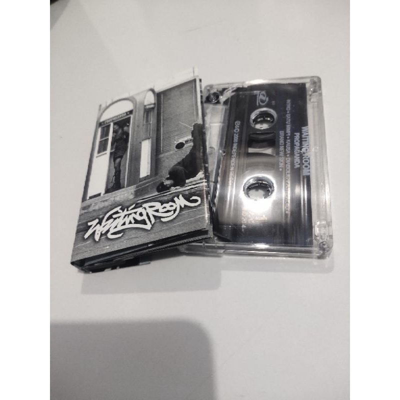 kaset pita waiting room / propaganda