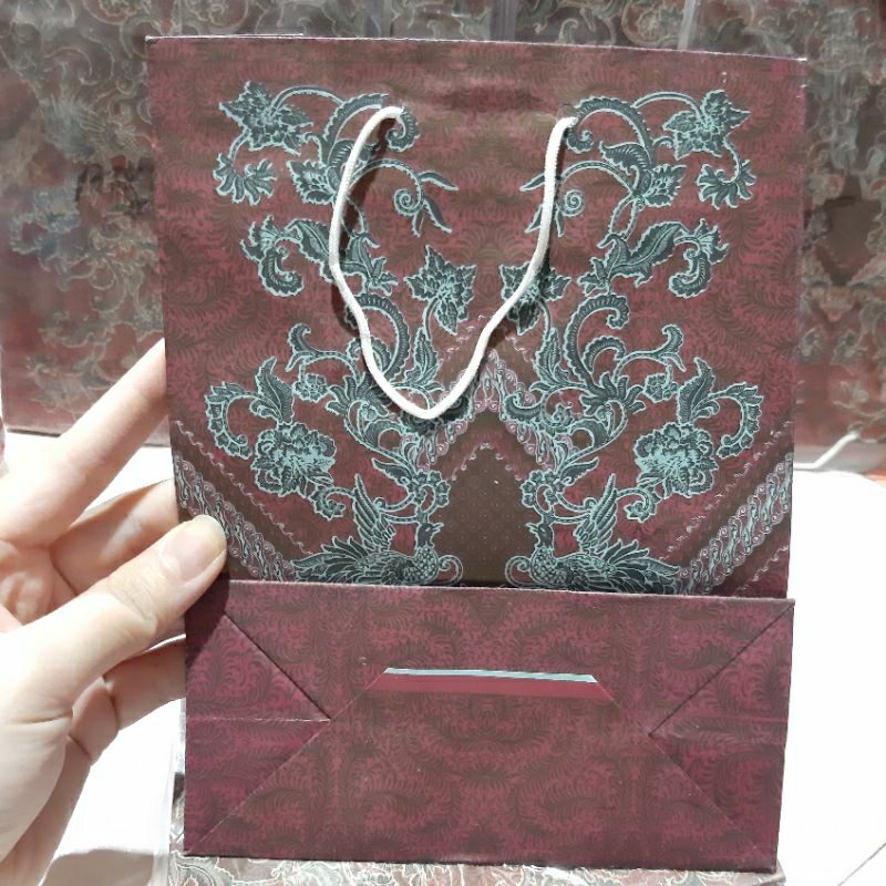 

Paper bag batik / tas kado 15x20x7cm (harga / bungkus 12pcs)