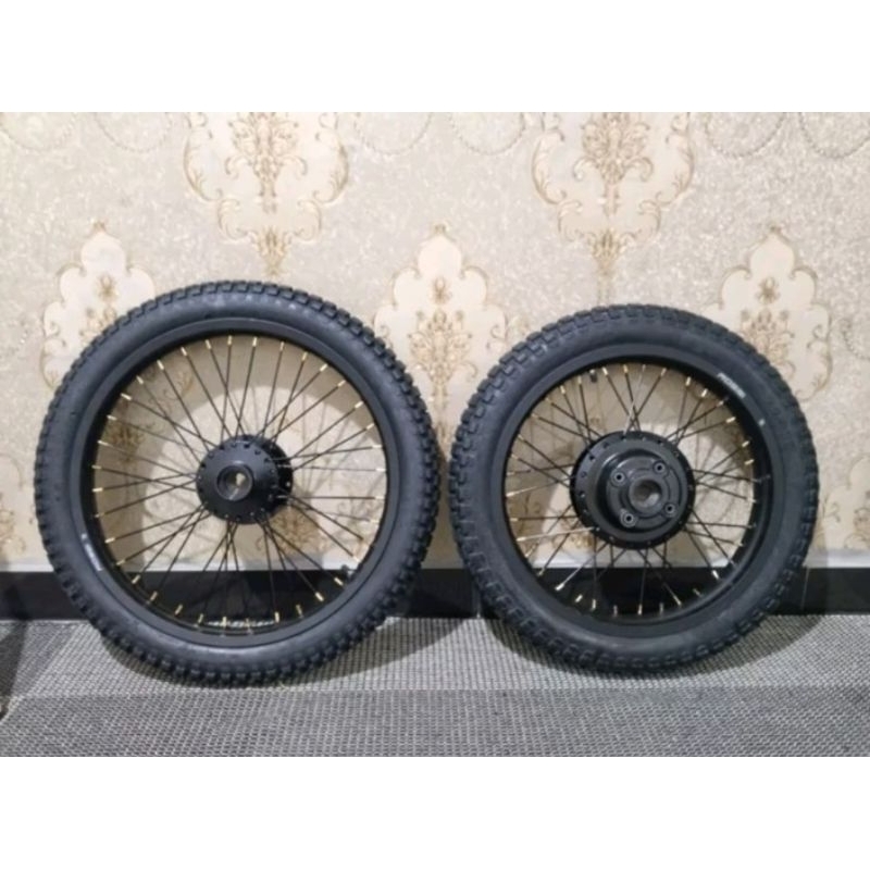 sepaket velg 19x160 dan 17x215 tromol verza pakai ban tahu 19 275 dan 17 300 sesuai requesan tidak b