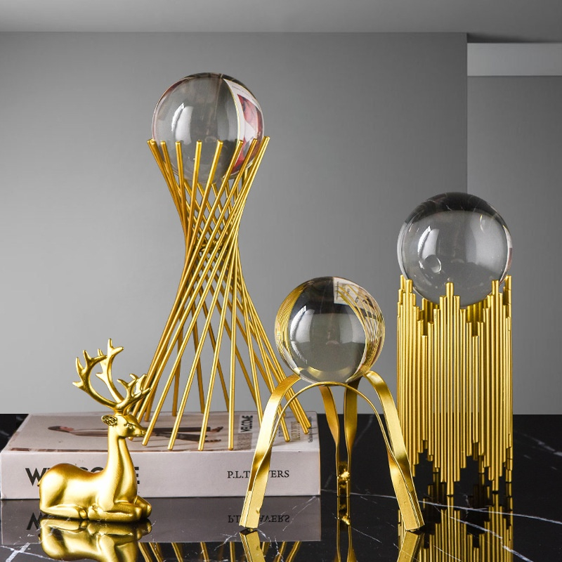 Crystal Ball Decorations / Nordic Golden Metal Crystal Ball Decoration / Dekorasi Pajangan Meja Bola Kristal/Properti untuk Pemotretan Cahaya mewah modern logam bola kristal kerajinan gaya dekorasi rumah dekorasi ruang tamu TV kabinet besi tempa deko