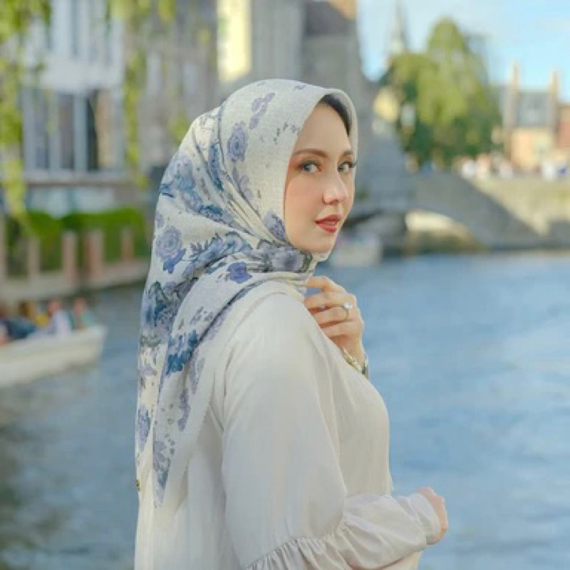 Buttonscarves Blume Series jet set dan overcast ready