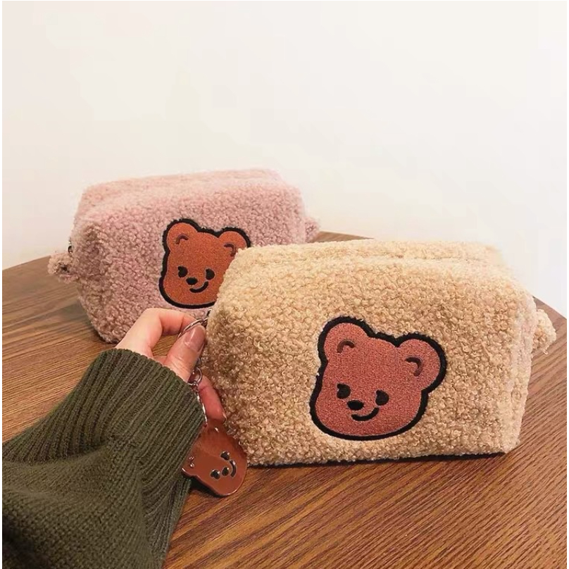 

LITTLE DAISY | WHY BEAR Pencil Case / Fur Pouch Kosmetik / Kotak Pensil Motif Bear Sekolah Perempuan Trendy / Kotak Pensil Wol Bulu Lembutt Fluffy Viral Korea