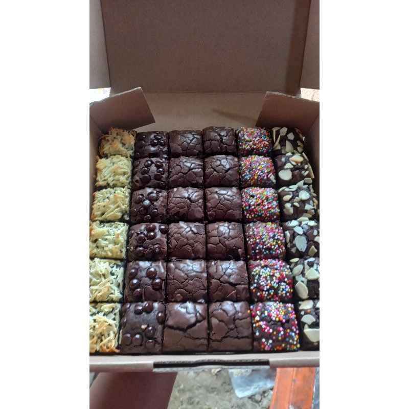 

BROWNIES Fudgy PANGGANG SEKAT 20x20cm isi 36