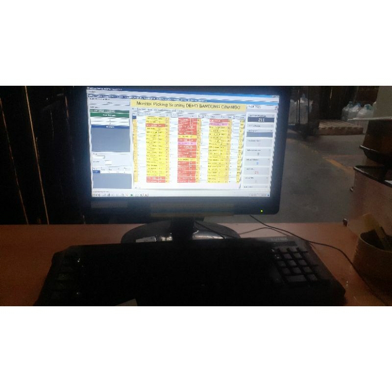 monitor 17 inch plus keyboard