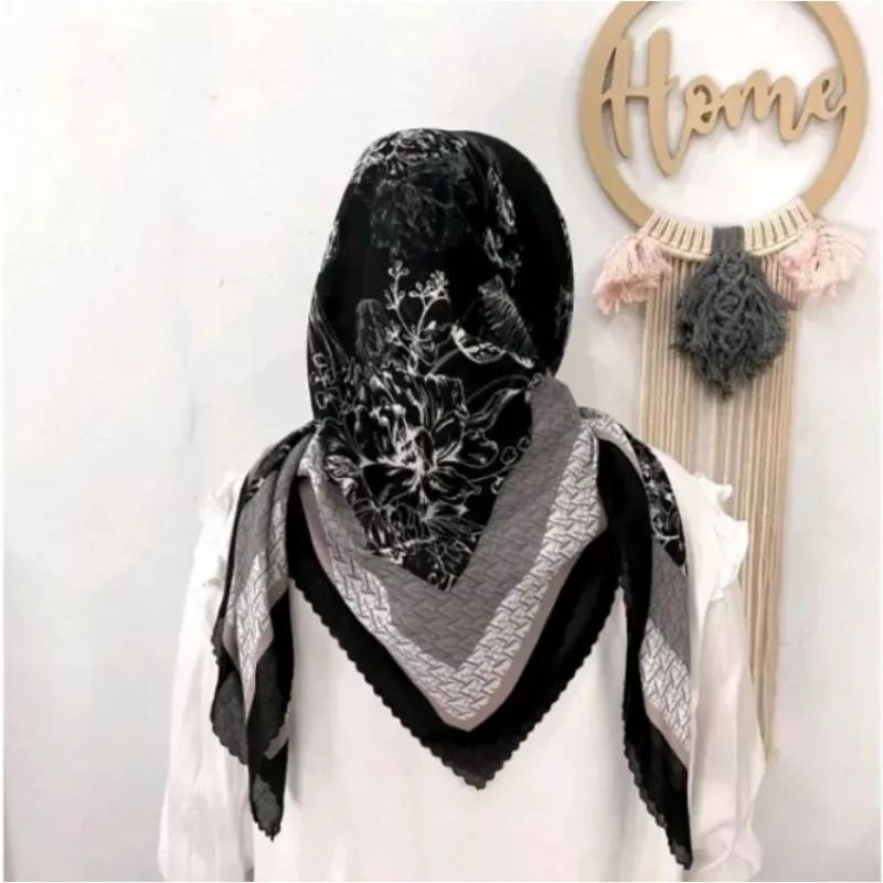 Hijab segi empat voal motif bunga hitam