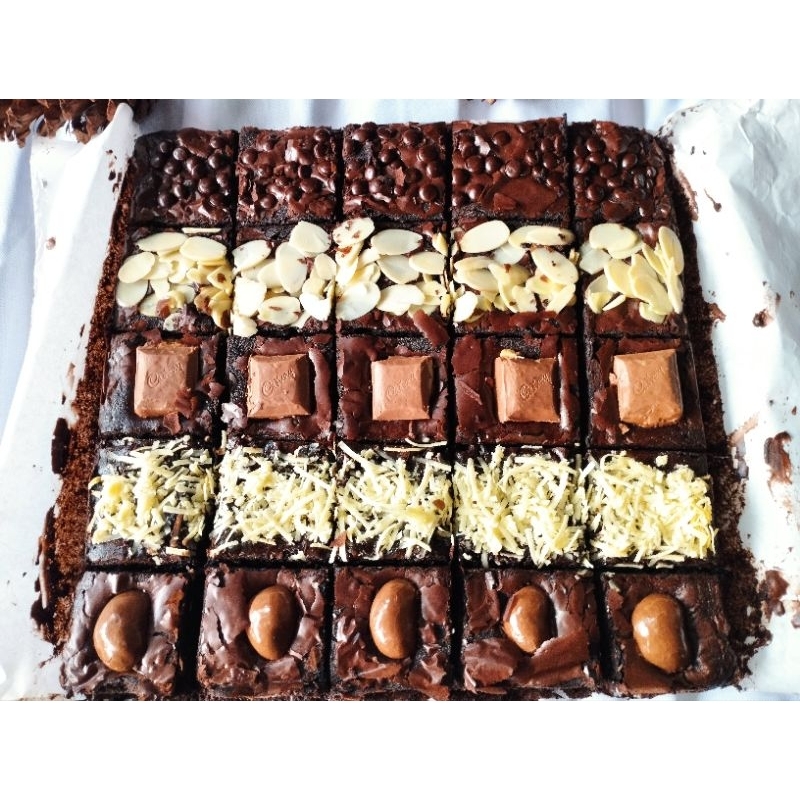 

HAMPERS KUE LEBARAN BROWNIES SEKAT 20x20 20×10 TOPPING PREMIUM BISA MIX SILVERQUEEN CADBURY DELFI