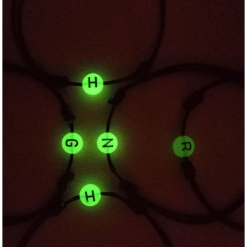 GELANG INISIAL HURUF GLOW IN THE DARK GREEN UNSKIIN MANIK BULAT TALI KOREA 1 MM (XSEMPLAR)