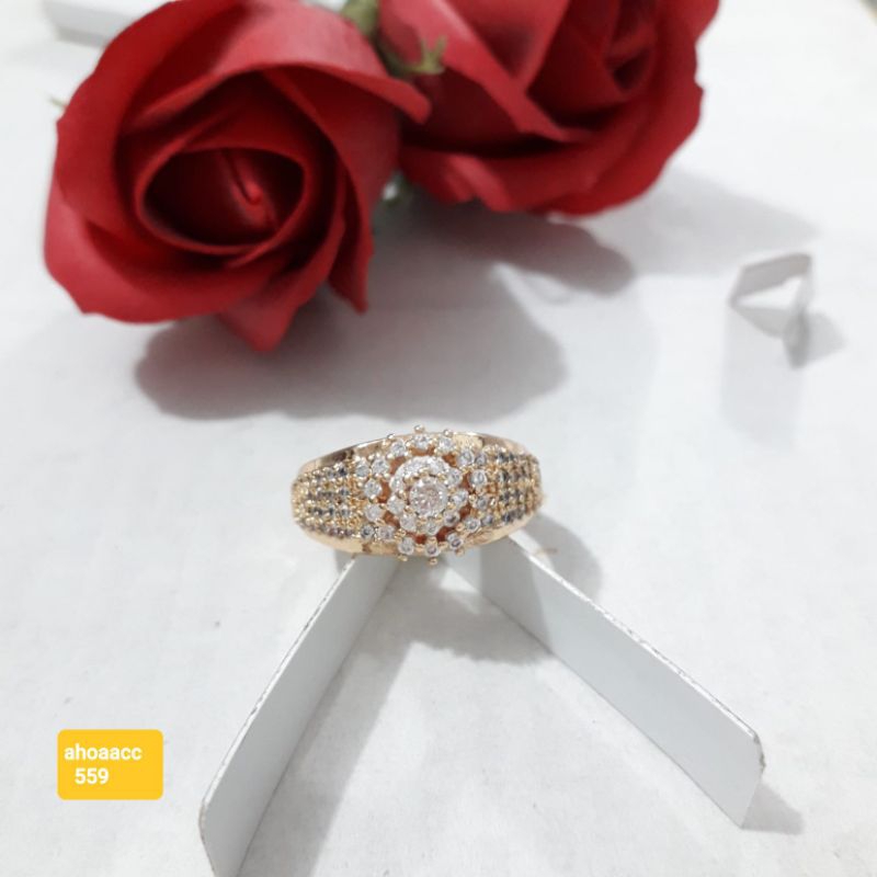 Cincin permata bunga matahari warna emas dewasa.