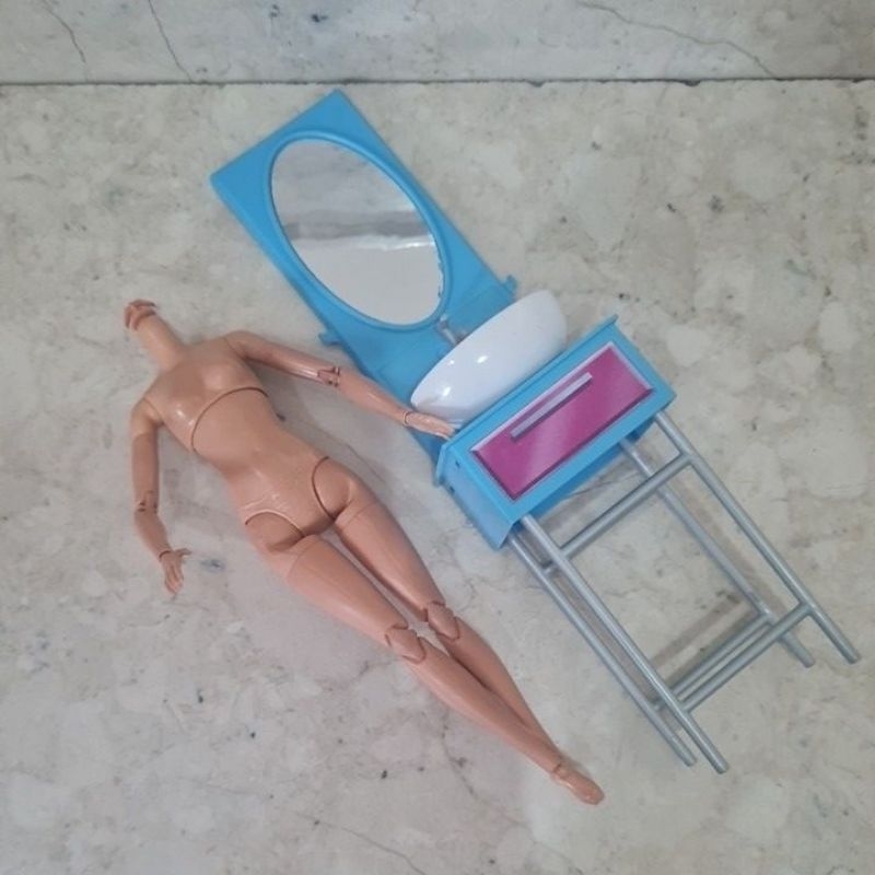Furniture miniature wastafel Boneka Barbie Mattel preloved