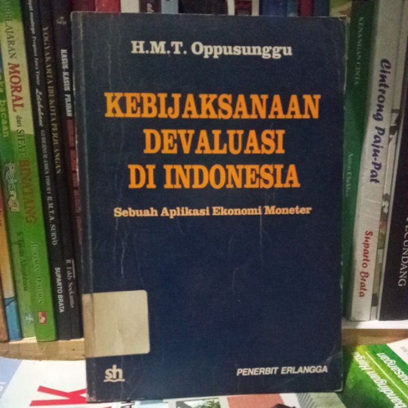Buku jadul. kebijaksanaan devaluasi di Indonesia.   a3