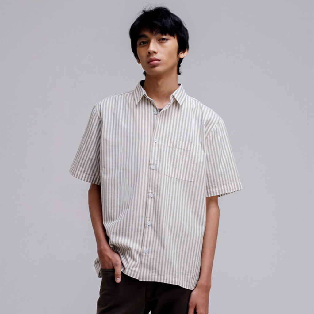 Greenlight Kemeja Lengan Pendek Stripe Pria Motif Garis Garis Vertikal Basic Formal Outfit With Pock