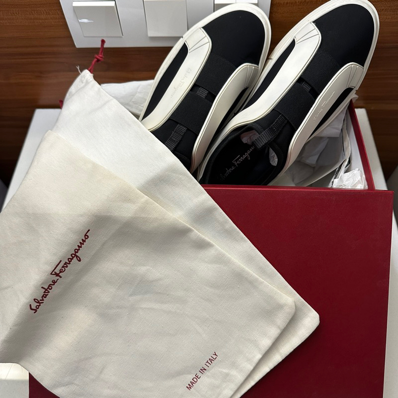 Salvatore Ferragamo slip on shoea pria.