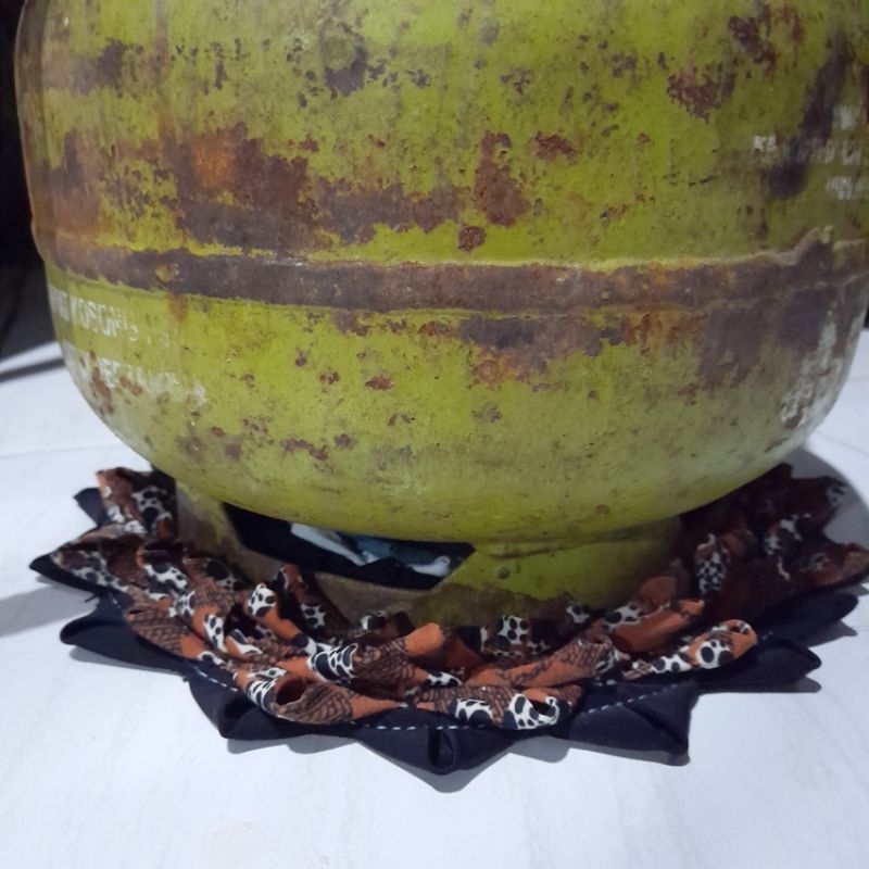 Tatakan gas 3 kg bahan kain diameter 19 inch / Alas tabung gas elpiji