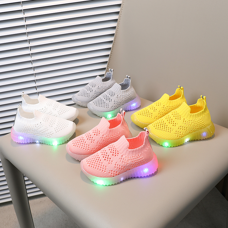 Anak-anak berusia 1-8 tahun slip pada lampu flash sneaker bernapas sepatu sepatu flyknit LED soft bottom non-slip