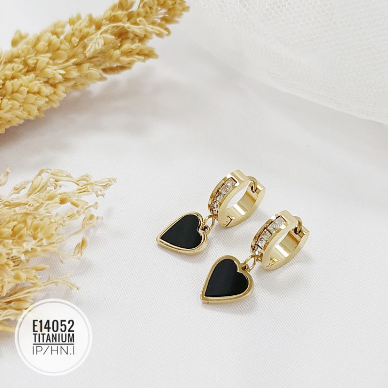 Anting Titanium jepit love hitam E14052