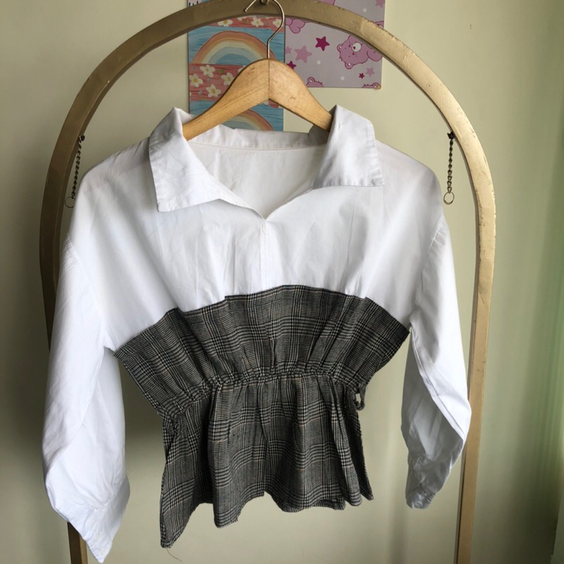 blouse kotak putih lengan semi balon