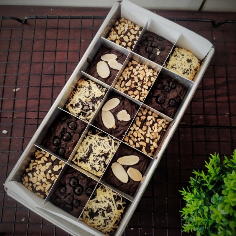 

Piscoklegit_ Fudgy Brownies Brownis Panggang Size 20X10 Chewy Cakey Shiny Crush Bronis Almond