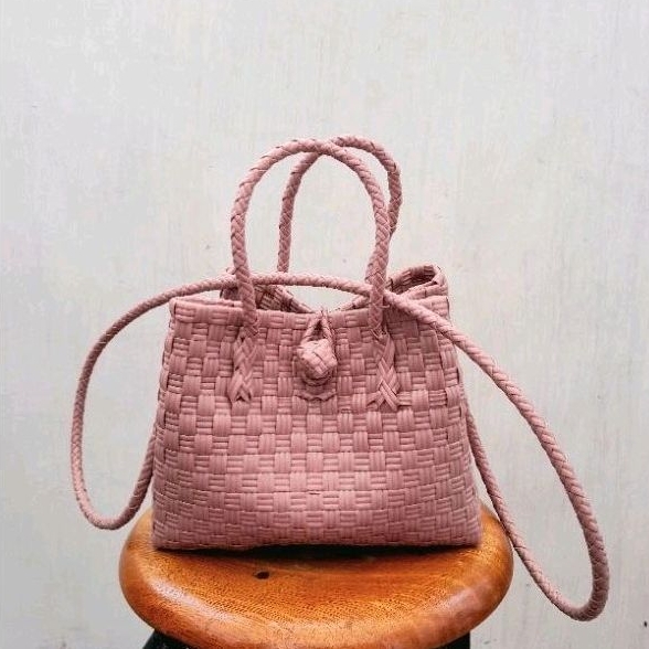 TAS ANYAMAN PLASTIK JALI PREMIUM PETY MINI SELEMPANG POLOS PINK SALEM