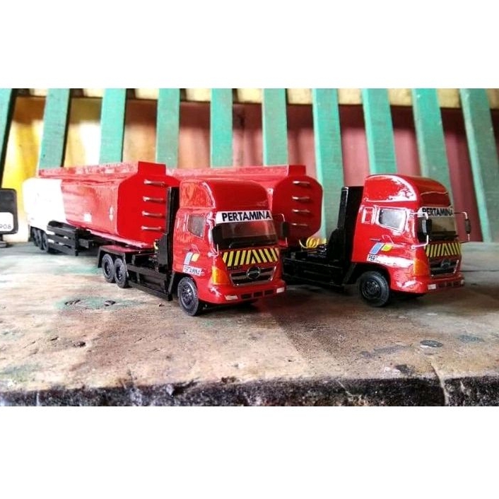 Miniatur truk Hino tangki Gandeng Pertamina