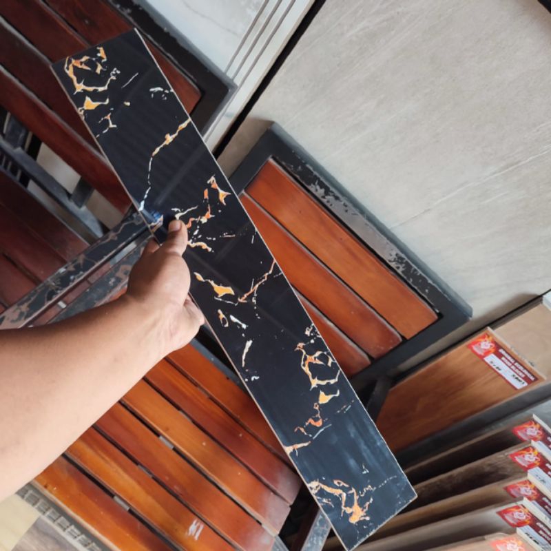 plint granit 10x80 hitam motip emas