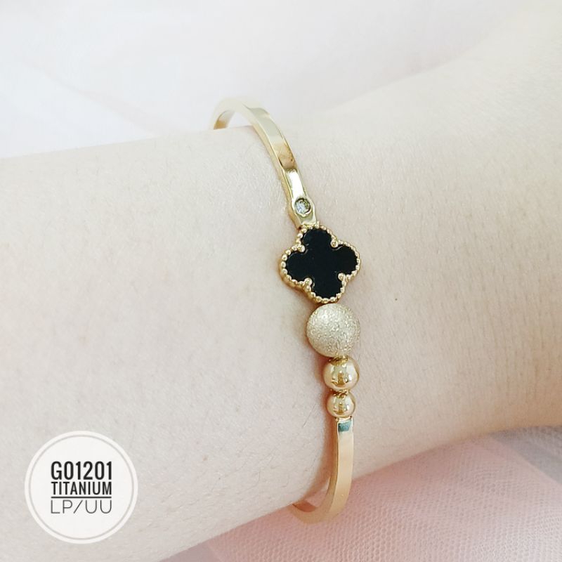 Gelang titanium bangle Clover gold G01201