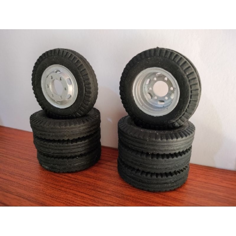 Ban Miniatur Truk Skala 14