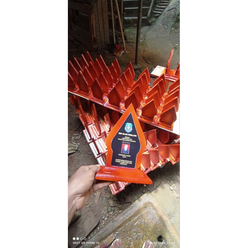 

plakat kayu vinising politur