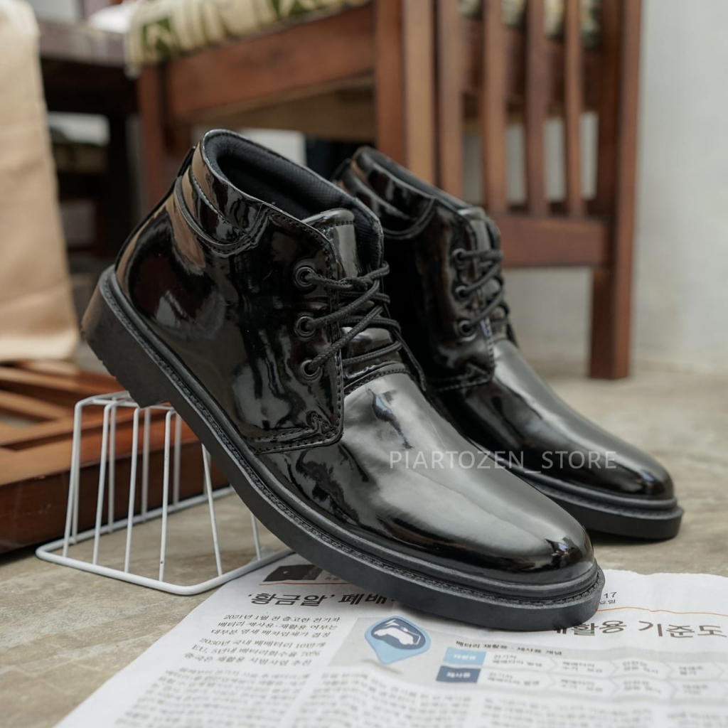 Sepatu PDH Pria untuk Dinas Paskibra, POLRI, TNI, dan Satpam, Model Tali 3, Warna Hitam Doff, Terbuat dari Kulit Sintetis.