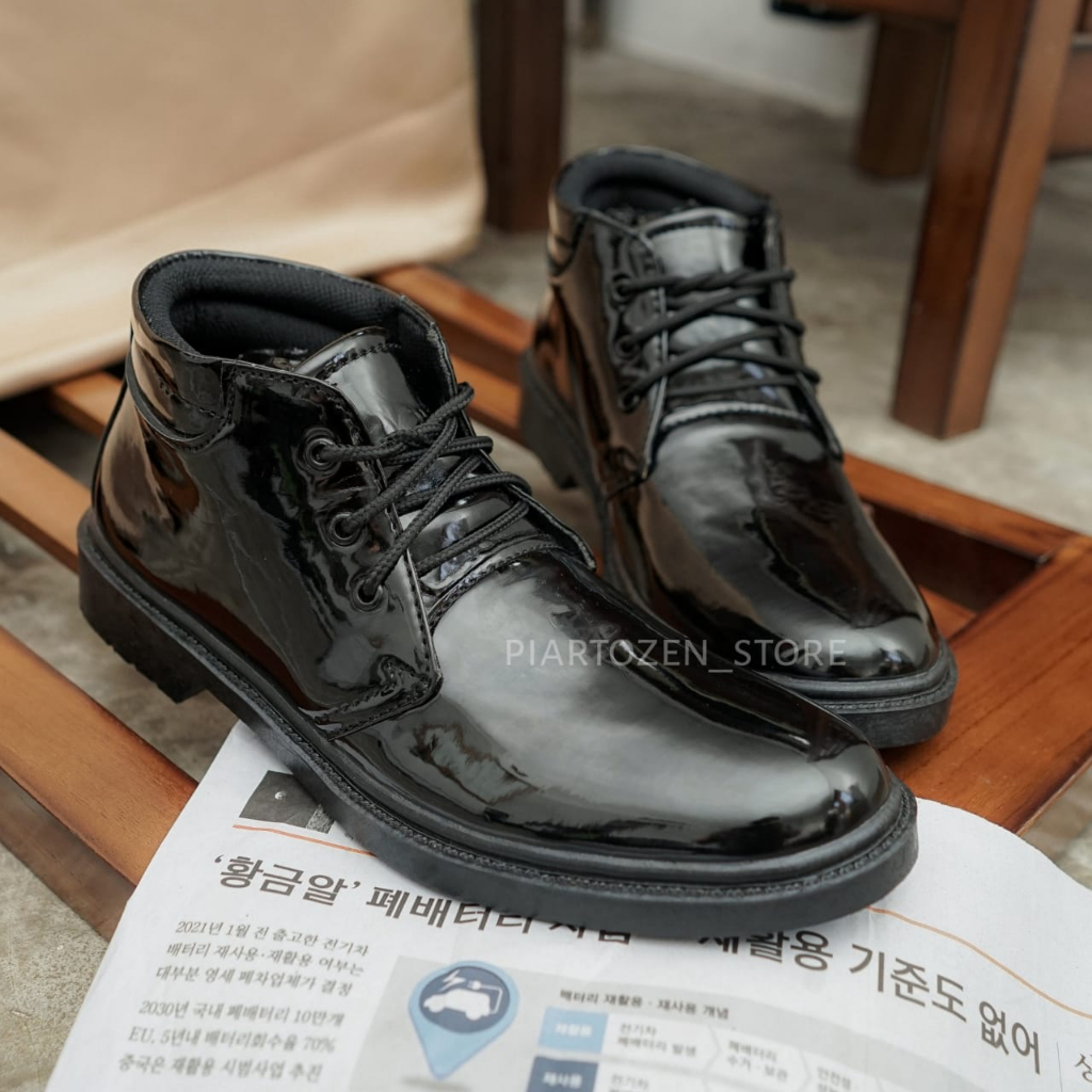 Sepatu PDH Pria untuk Dinas Paskibra, POLRI, TNI, dan Satpam, Model Tali 3, Warna Hitam Doff, Terbuat dari Kulit Sintetis.