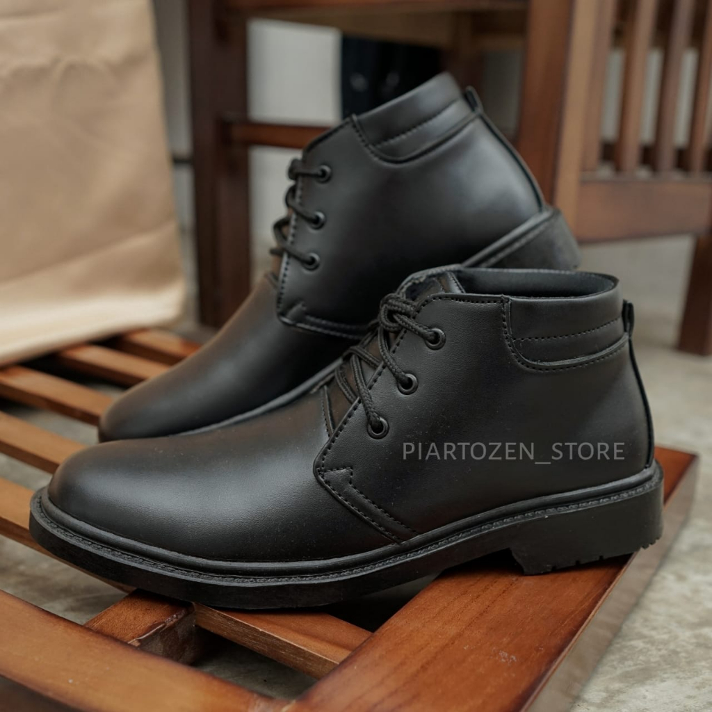 Sepatu PDH Pria untuk Dinas Paskibra, POLRI, TNI, dan Satpam, Model Tali 3, Warna Hitam Doff, Terbuat dari Kulit Sintetis.