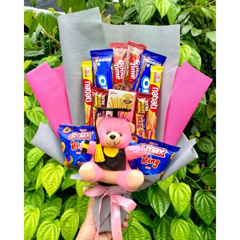 (S) BUKET SNACK BONEKA WISUDA/ BUKET BUNGA PALSU/ HAMPERS / BUKET WISUDA / BUKET BONEKA / HADIAH ULANG TAHUN COWOK COWO / HADIAH PERNIKAHAN / HADIAH UNTUK CEWEK / HADIAH UNTUK IBU ISTRI SUAMI TEMAN/ ANNIVERSARY/ VALENTINE / ULTAH