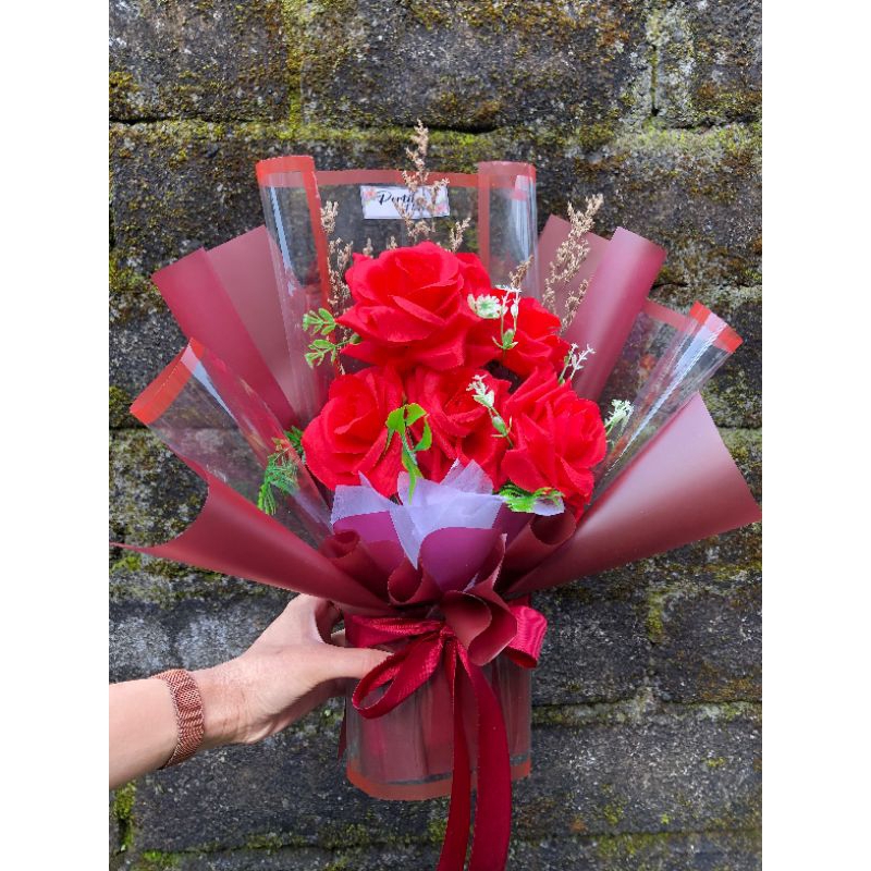 Buket Bunga Mawar Merah Artificial Palsu & Bunga Kering Medium