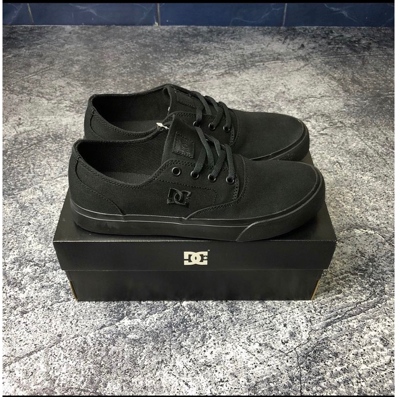 Sepatu DC