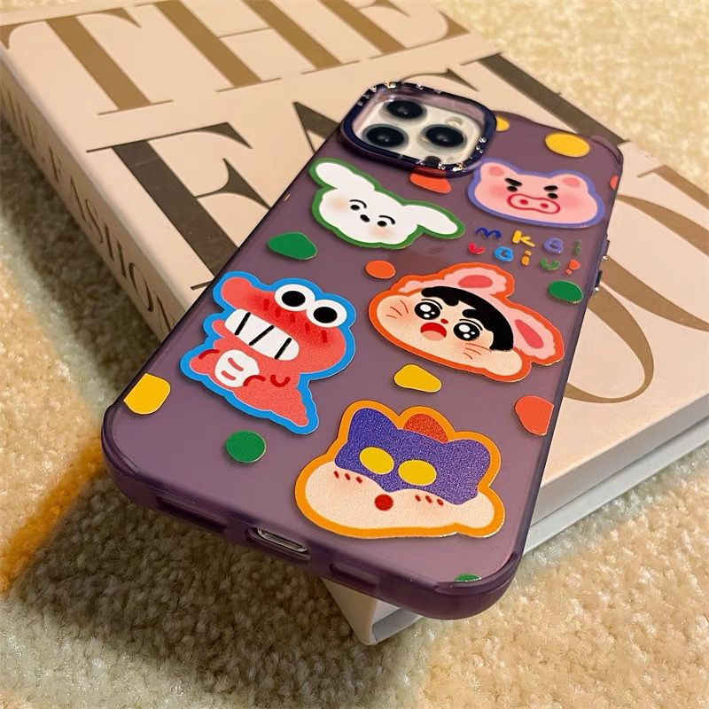 NEW Case LIMITED !! CRAYON SHINCHAN DEEP PURPLE CHROME CAMERA JAPAN PRINTING CASE IPHONE 14 PROMAX 14 PRO 14 13 PROMAX 13 PRO 13 12 PROMAX 12 PRO 12 11 SOFTCASE