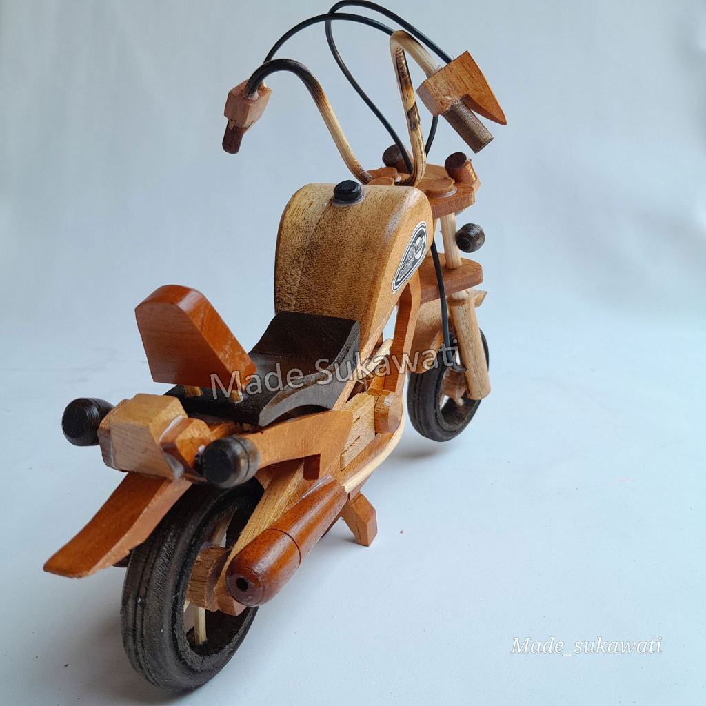 Miniatur motor Harley kerajinan kayu handmade