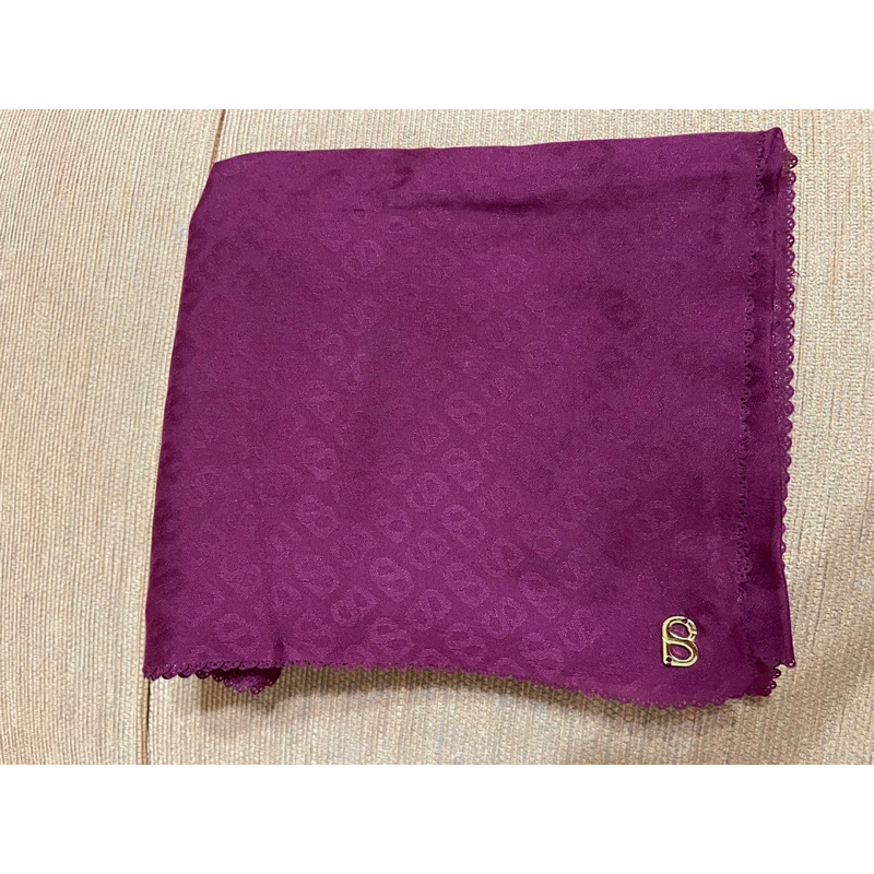 preloved tapis embossed ruby