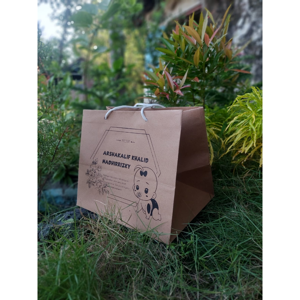 

PAPERBAG SUDAH SABLON . tas kertas . tas buat ultah .Ukuran 26x18,5x22 cm . ( nasi bento ) . POLOS