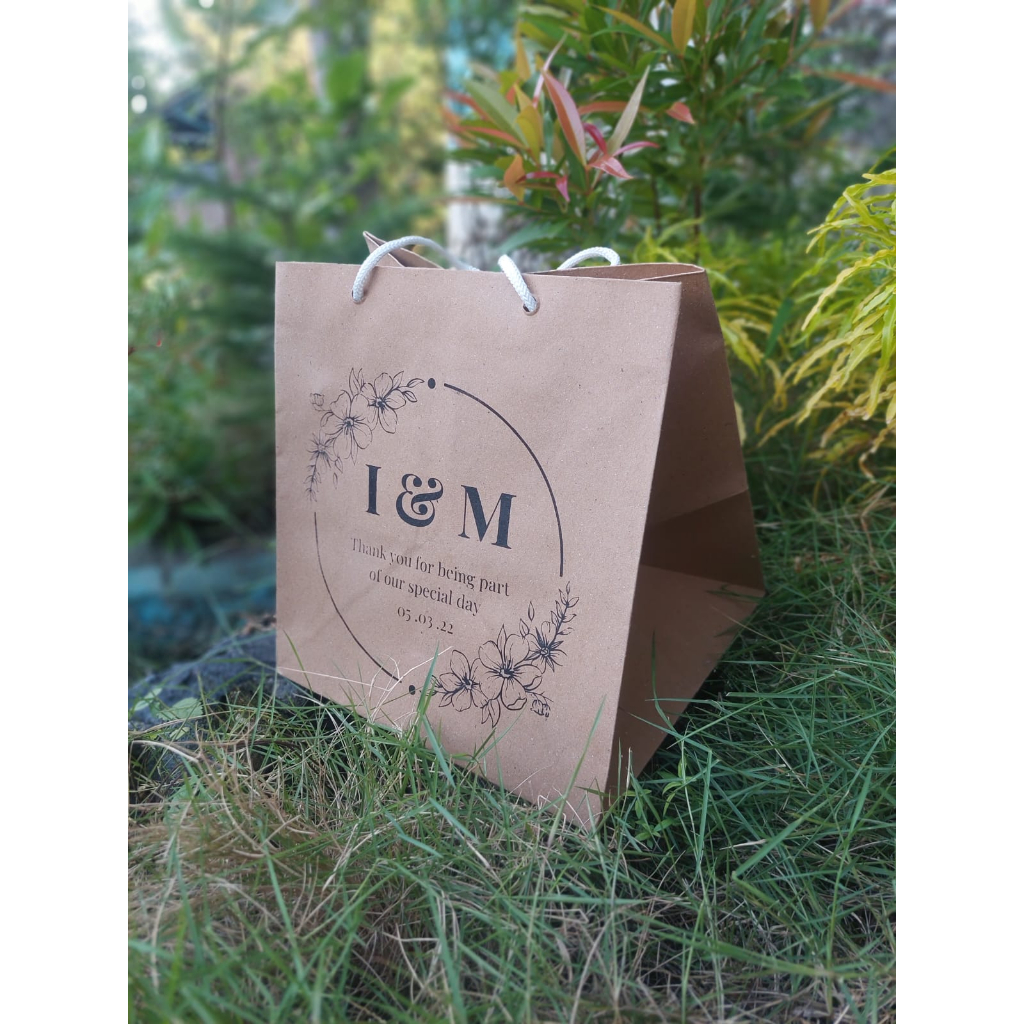 

PAPERBAG FREE SABLON . tas kertas . tas buat pernikahan .Ukuran 21x19x22 cm . (nasi kotak 18x18) . POLOS