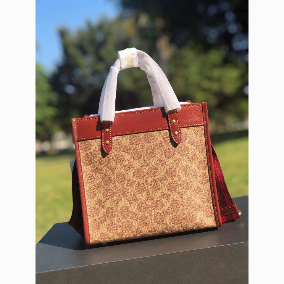 CA138 C3461 C5122 C8198 C8417 C3866 C195 C5115 C3863 C8458 C8456 C5142 C5637 Coach Women Bag Field Tote 22 with Horse and Carriage Print Slingbag