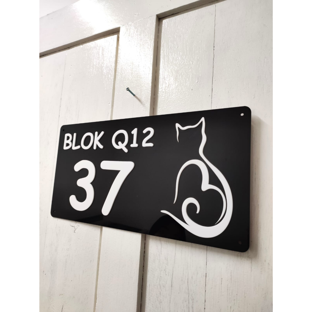 PAPAN PLAT NOMOR RUMAH AKRILIK CUTE CAT 2MM 40X22CM HITAM PUTIH CUSTOME REQUEST MOTIF TIMBUL