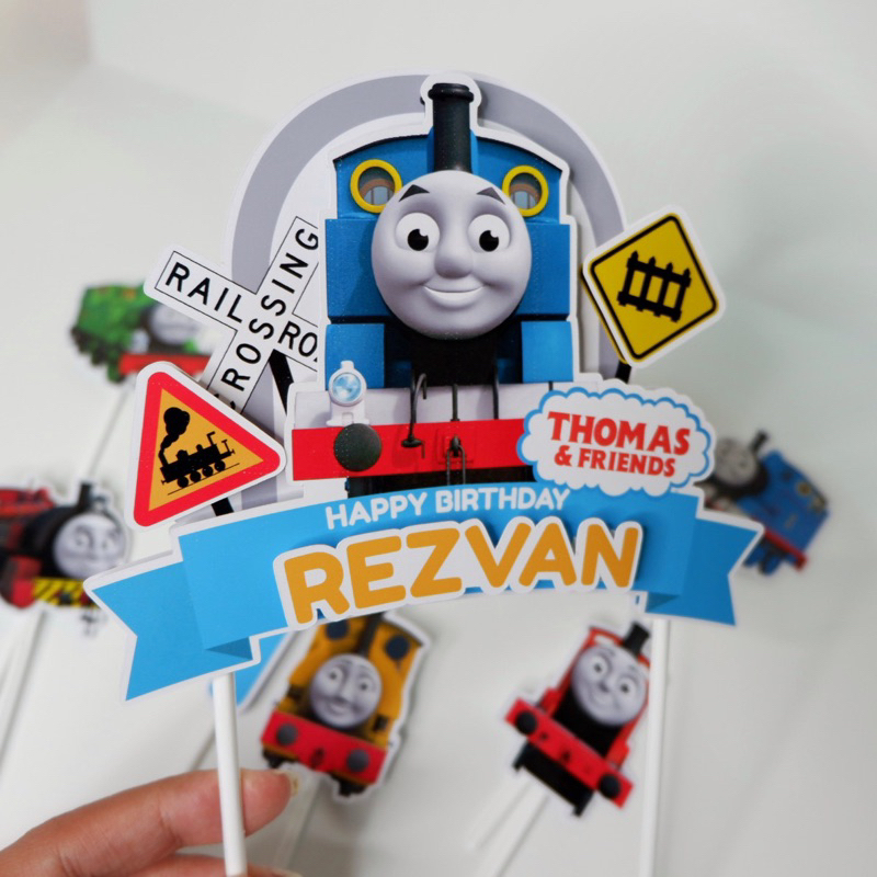 Cake Topper 3D Custom Nama Karakter Thomas & Friends Tomas Kereta Api - Alat Dekorasi Kue Ulang Tahu