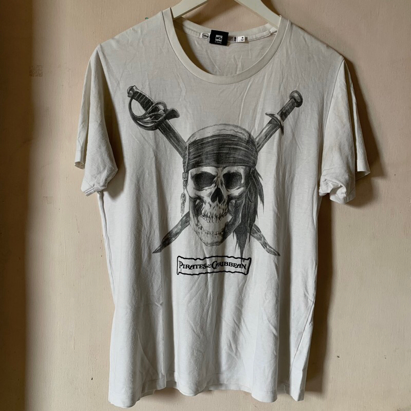 KAOS UNIQLO DISNEY x PIRATES OF THE CARIBBEAN