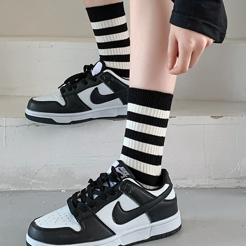 T&amp;Y Kaos kaki panjang Letter R 6756 strip garis hitam putih kaos kaki panjang korean style diatas mata kaki kaos kaki mid socks