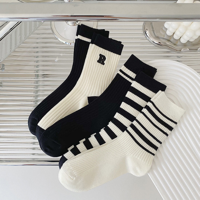 T&amp;Y Kaos kaki panjang Letter R 6756 strip garis hitam putih kaos kaki panjang korean style diatas mata kaki kaos kaki mid socks