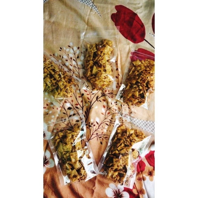

keripik pangsit pedas daun jeruk100gram/pangsit pedas/keripik pangsit/pedas daun jeruk